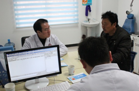 藏族同胞扎西次仁不远千里 中大求医记